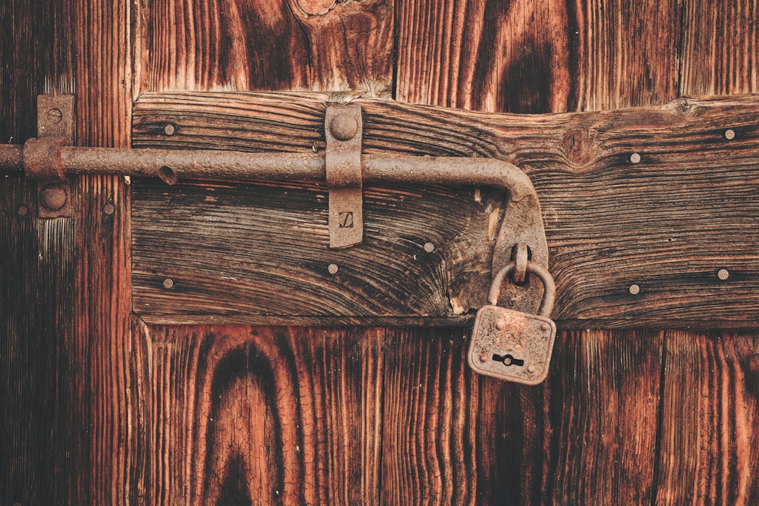 Photo Barn, lock